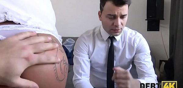 DEBT4k. Der Bräutigam beobachtet, wie seine Braut Sex mit einem anderen Mann hat